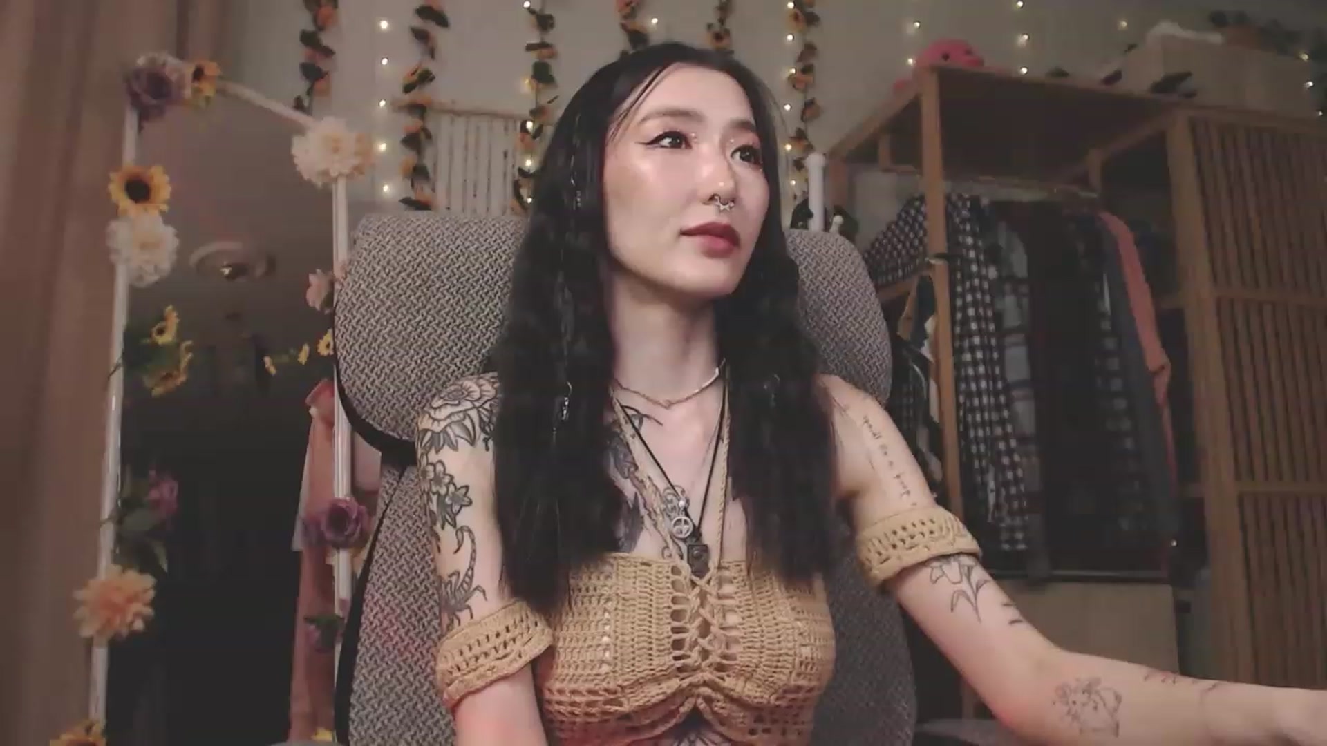 Gallery image thumbnail from KellyAsian's myfreecams stream on, 04/19/2023, 08:53 image 5 of 20