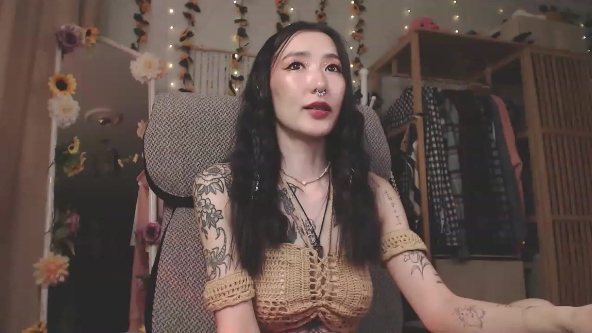 Gallery image thumbnail from KellyAsian's myfreecams stream on, 04/19/2023, 08:53 image 7 of 20