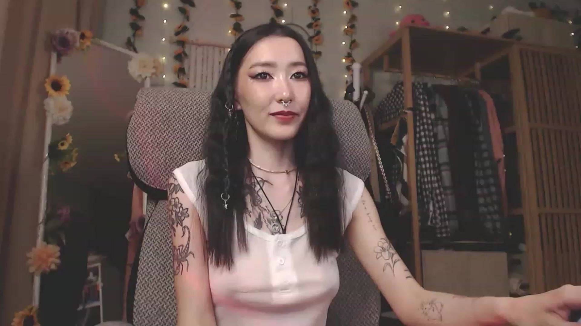 Gallery image thumbnail from KellyAsian's myfreecams stream on, 04/20/2023, 09:22 image 11 of 20