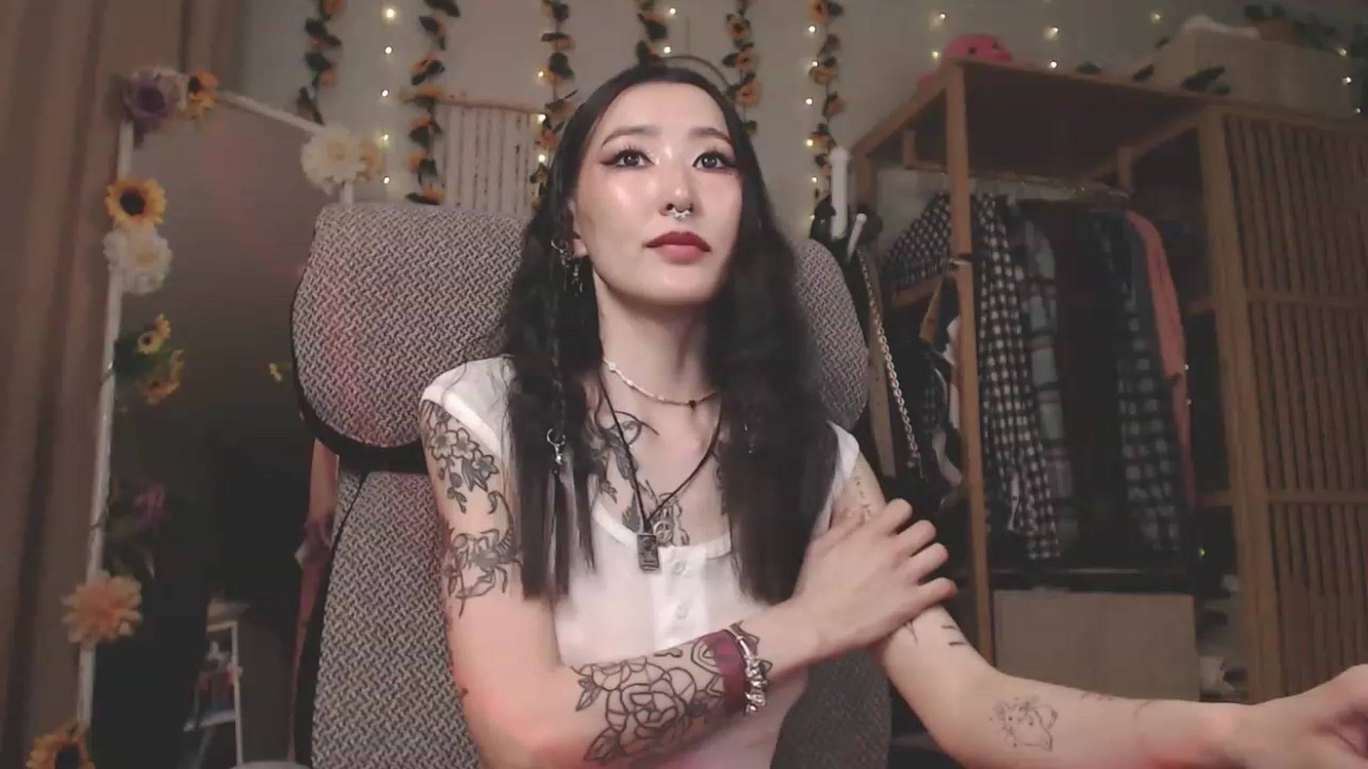 Gallery image thumbnail from KellyAsian's myfreecams stream on, 04/20/2023, 09:22 image 19 of 20