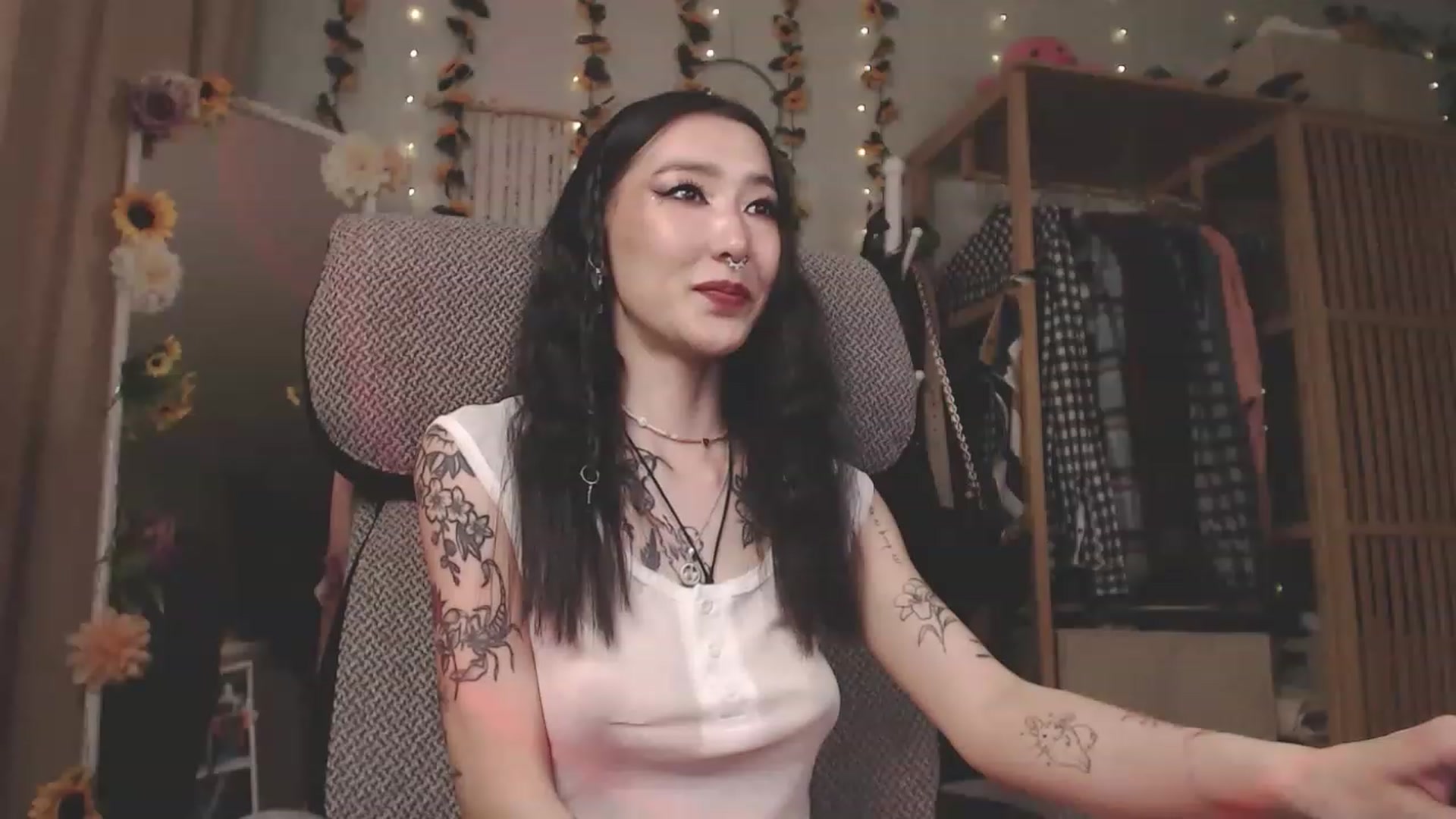 Gallery image thumbnail from KellyAsian's myfreecams stream on, 04/20/2023, 09:22 image 8 of 20