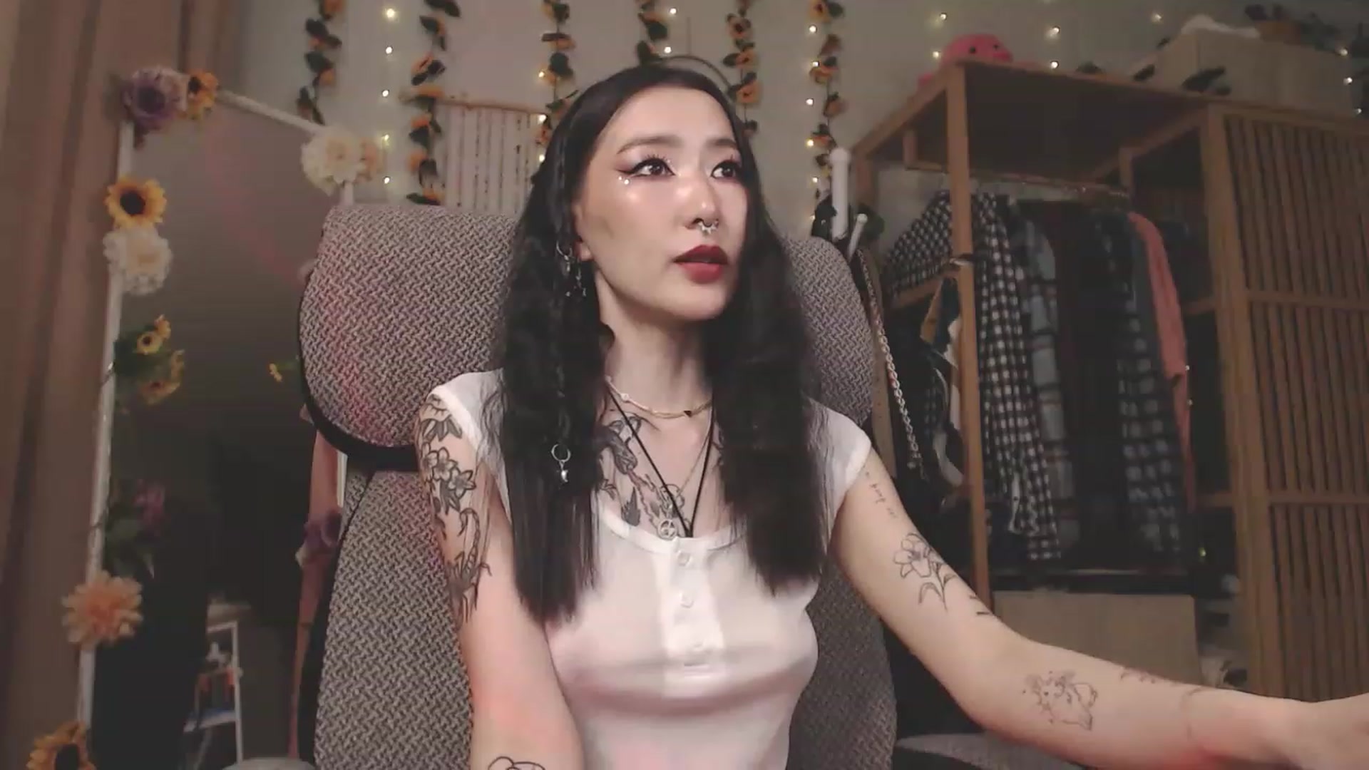 Gallery image thumbnail from KellyAsian's myfreecams stream on, 04/20/2023, 09:22 image 5 of 20