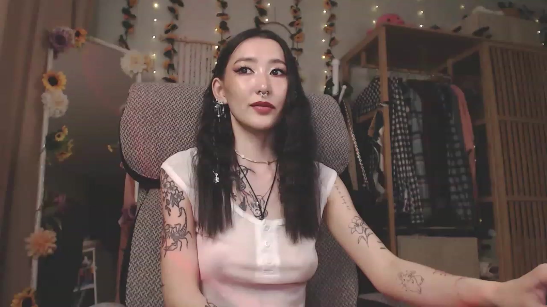 Gallery image thumbnail from KellyAsian's myfreecams stream on, 04/20/2023, 09:22 image 13 of 20