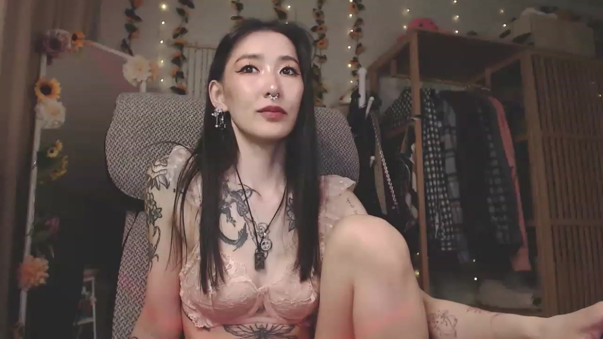 Gallery image thumbnail from KellyAsian's myfreecams stream on, 04/20/2023, 17:05 image 3 of 20