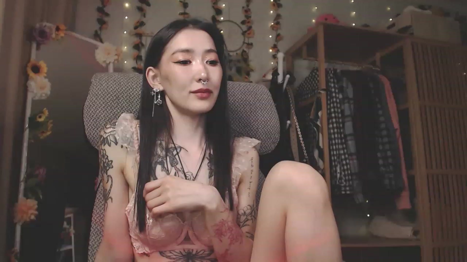 Gallery image thumbnail from KellyAsian's myfreecams stream on, 04/20/2023, 17:05 image 6 of 20