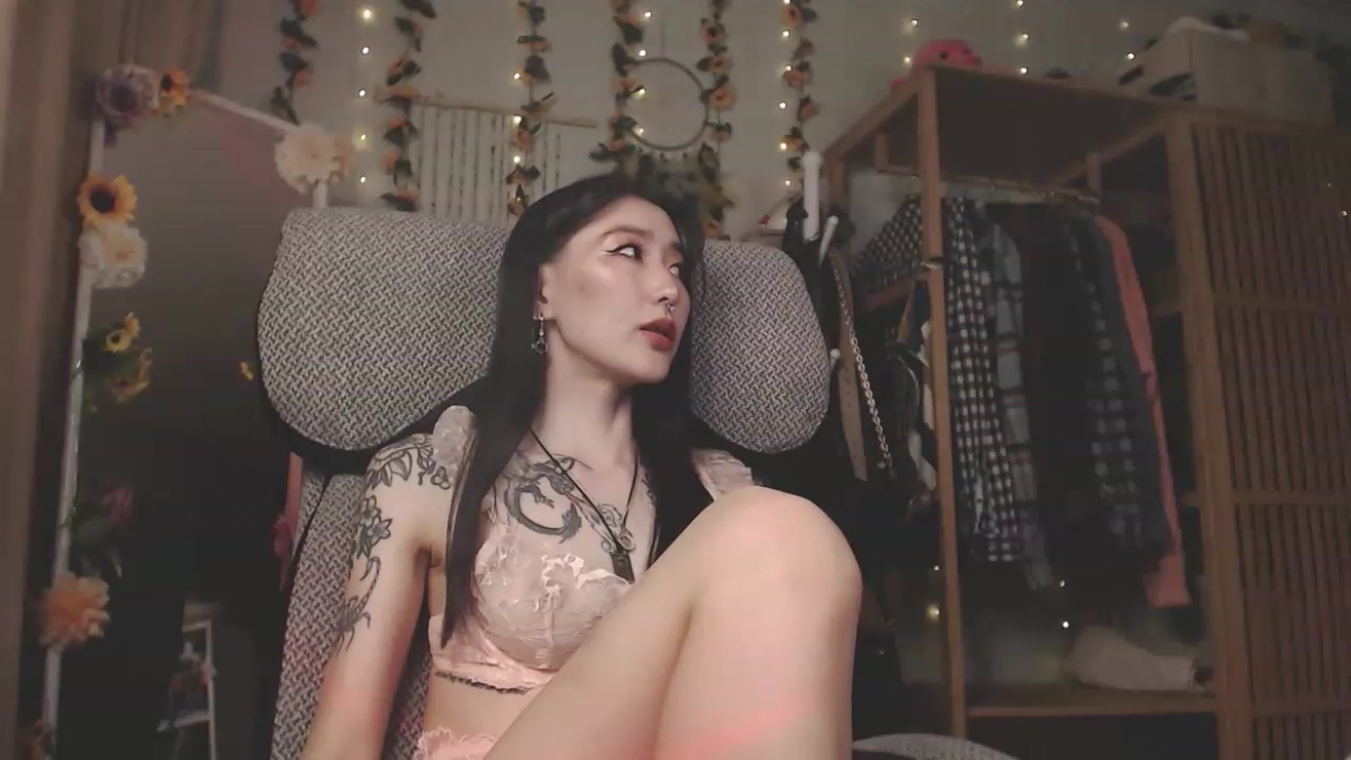 Gallery image thumbnail from KellyAsian's myfreecams stream on, 04/20/2023, 17:40 image 8 of 20