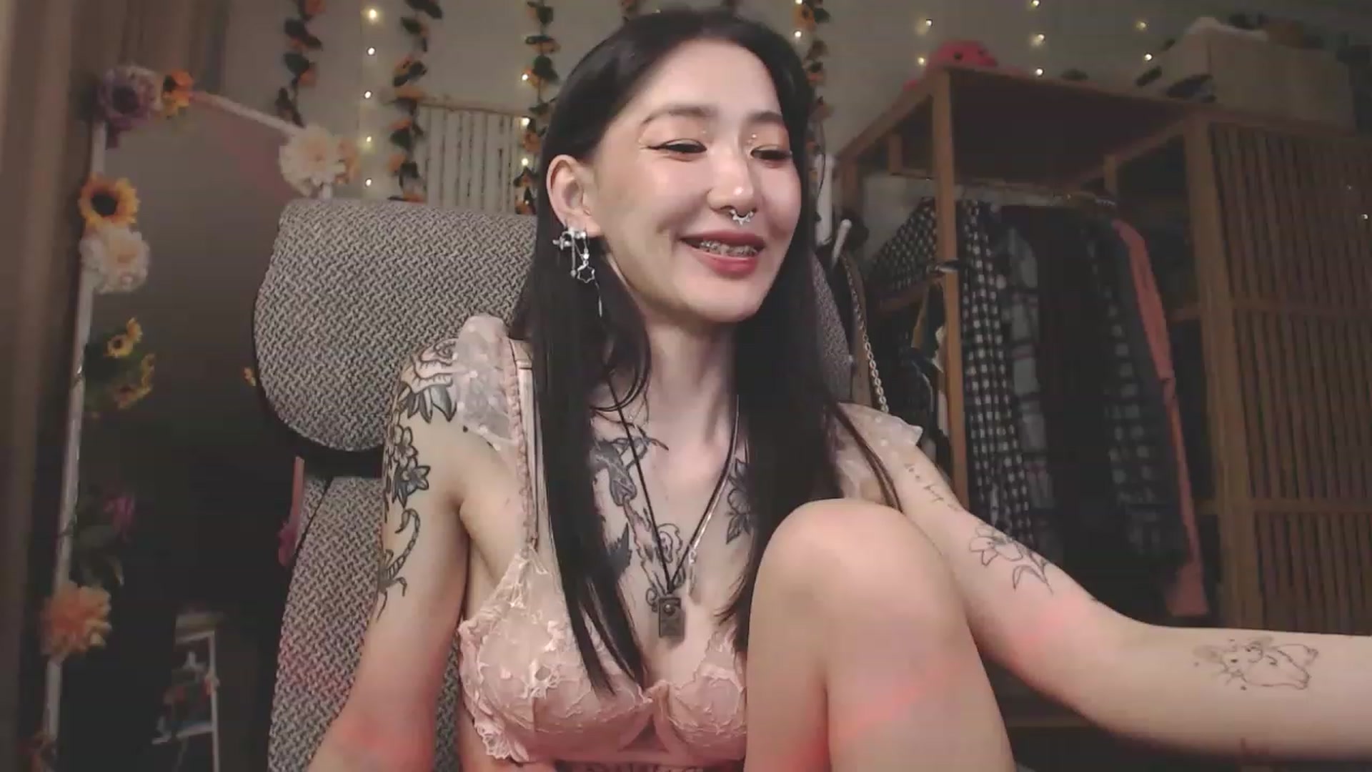 Gallery image thumbnail from KellyAsian's myfreecams stream on, 04/20/2023, 17:40 image 4 of 20