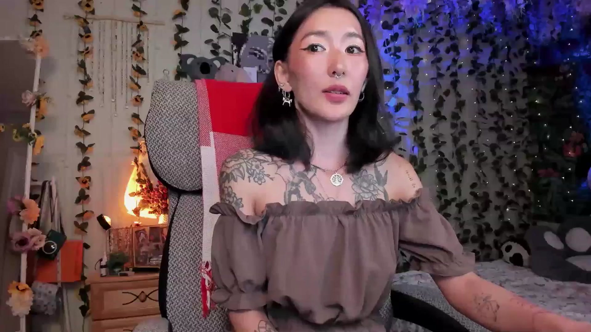 Gallery image thumbnail from KellyAsian's myfreecams stream on, 07/08/2023, 19:43 image 2 of 20