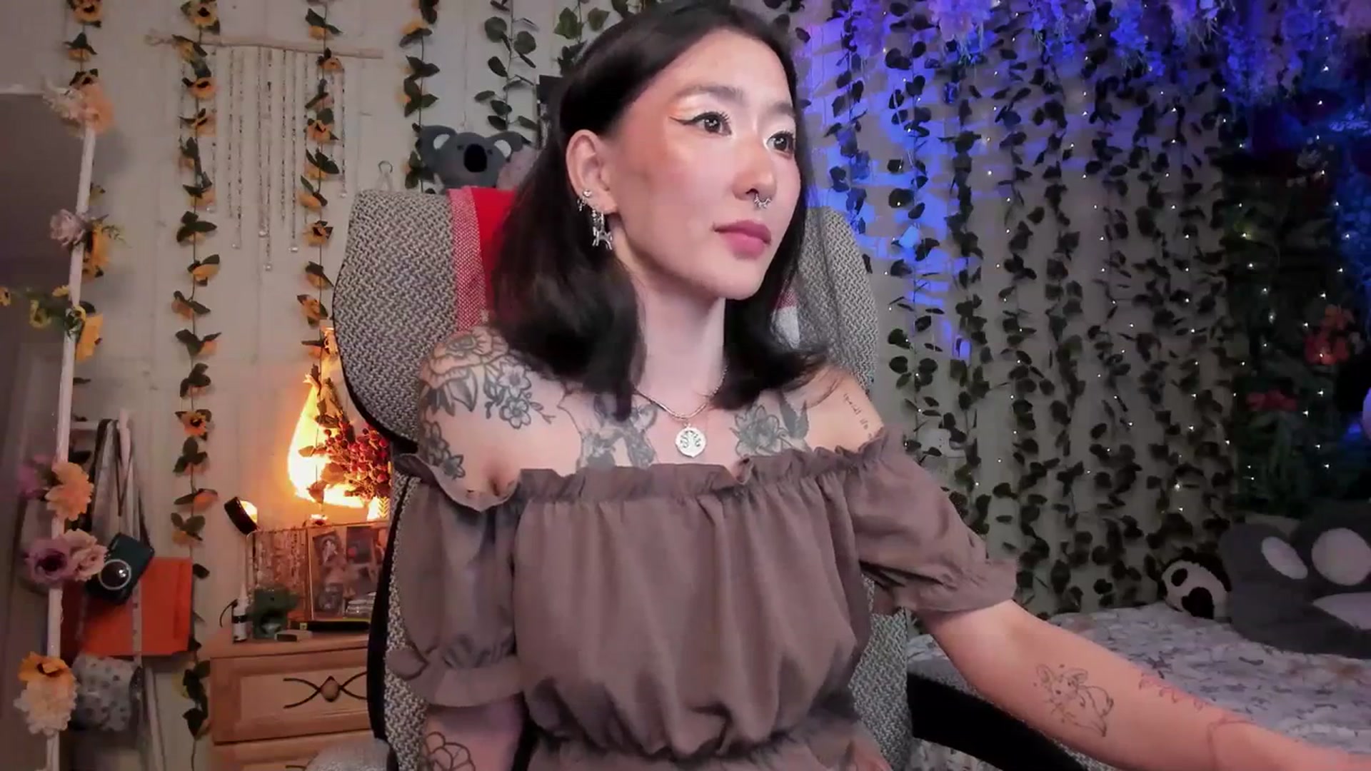 Gallery image thumbnail from KellyAsian's myfreecams stream on, 07/08/2023, 19:43 image 12 of 20