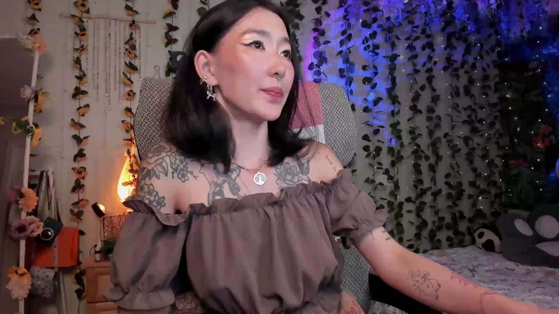 Gallery image thumbnail from KellyAsian's myfreecams stream on, 07/08/2023, 19:43 image 9 of 20