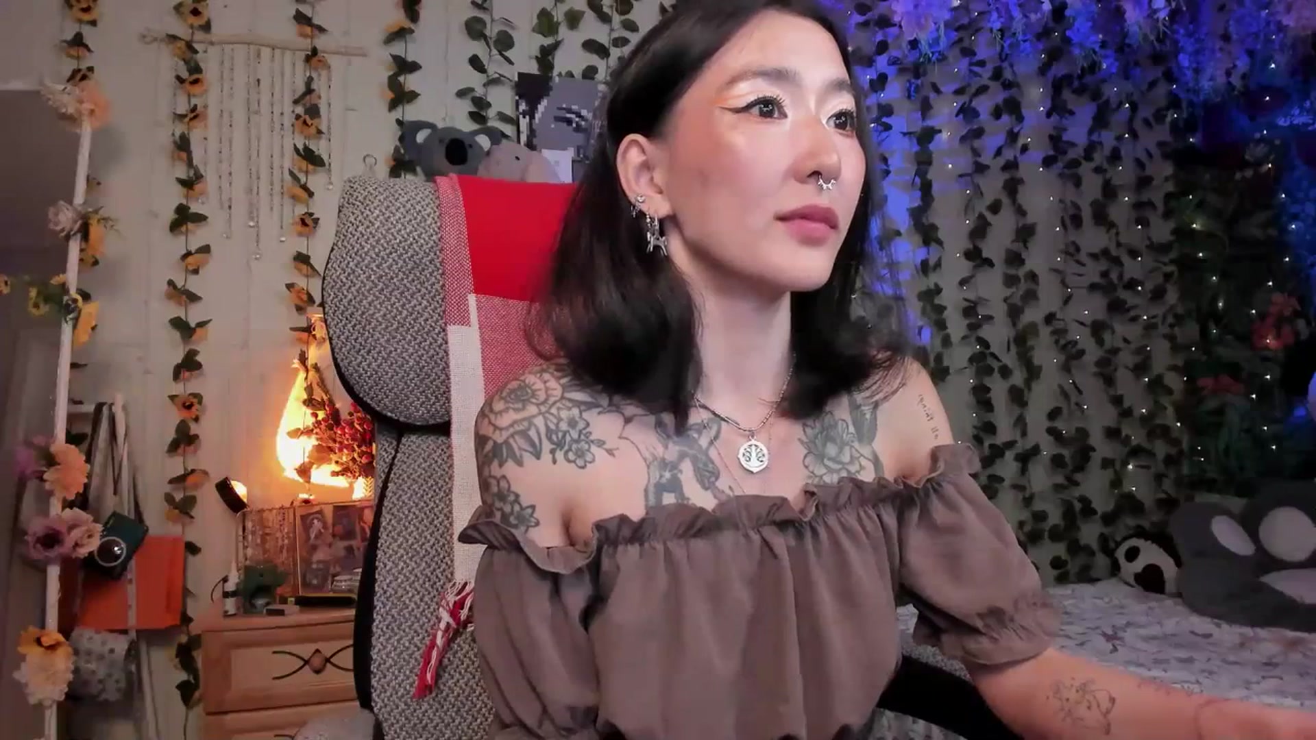 Gallery image thumbnail from KellyAsian's myfreecams stream on, 07/08/2023, 19:43 image 16 of 20