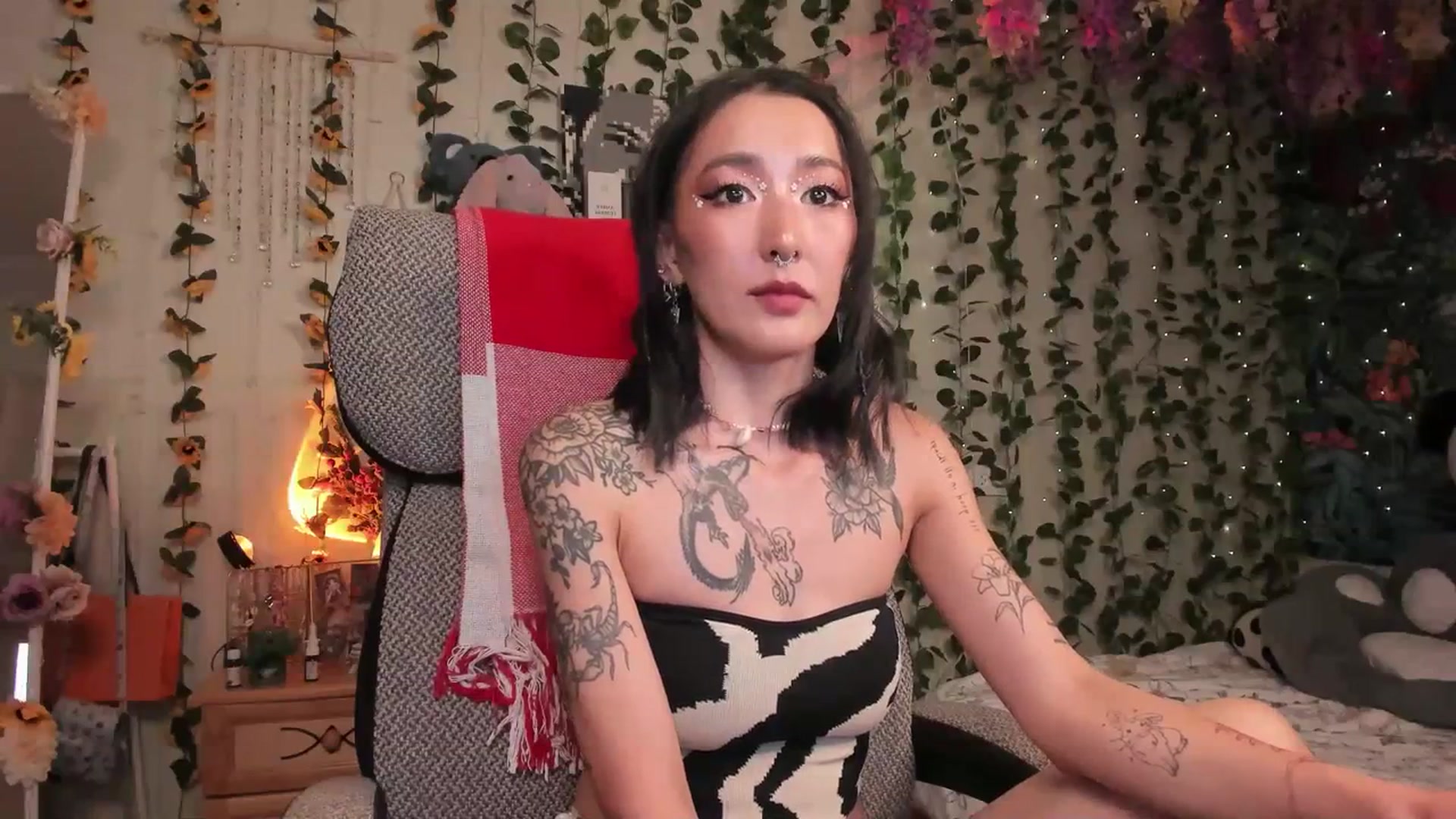 Gallery image thumbnail from KellyAsian's myfreecams stream on, 07/10/2023, 07:50 image 3 of 20