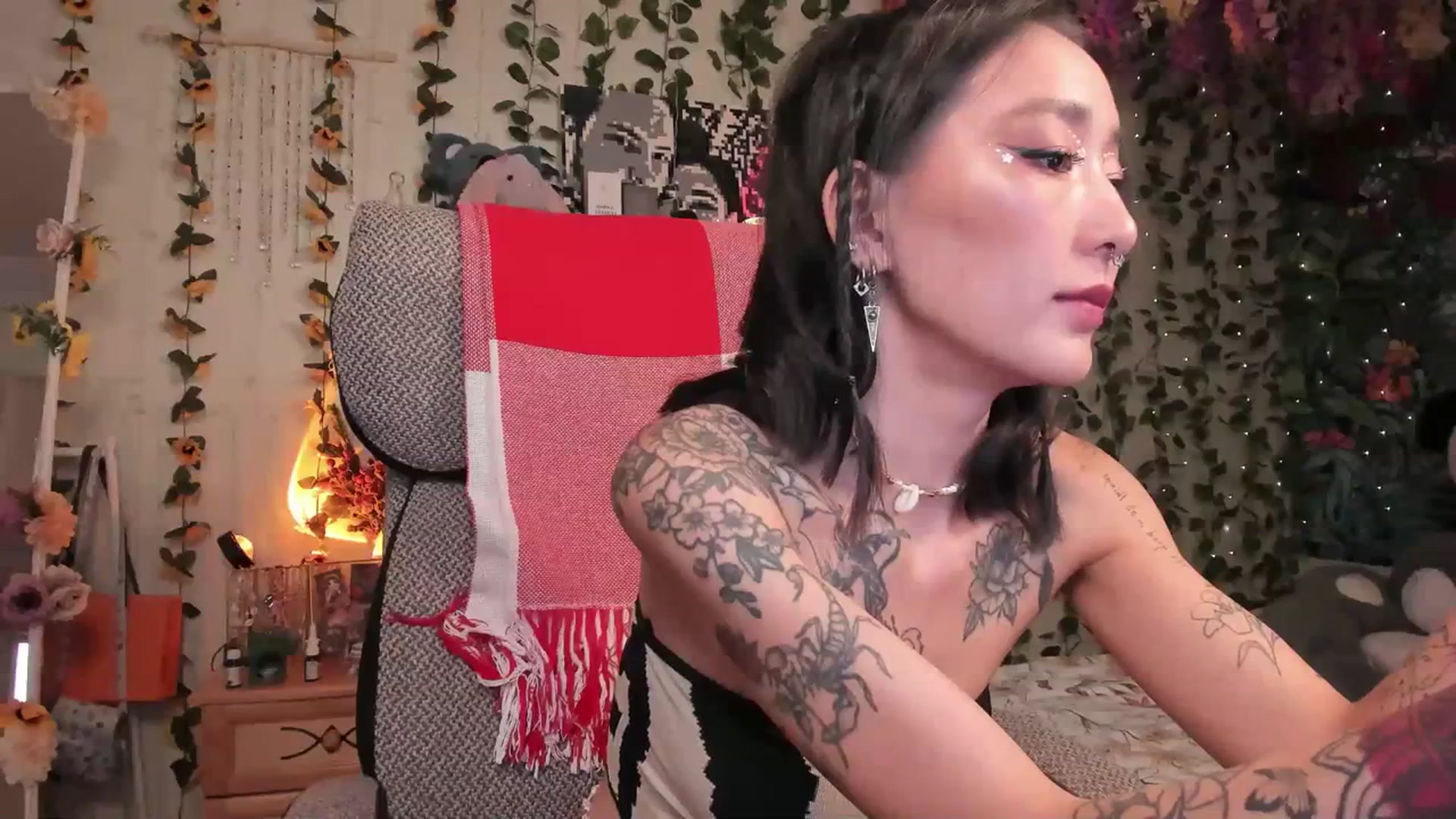 Gallery image thumbnail from KellyAsian's myfreecams stream on, 07/10/2023, 07:50 image 9 of 20