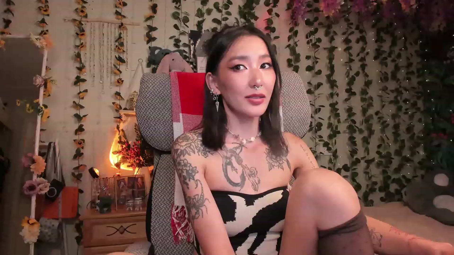 Gallery image thumbnail from KellyAsian's myfreecams stream on, 07/11/2023, 16:23 image 6 of 20