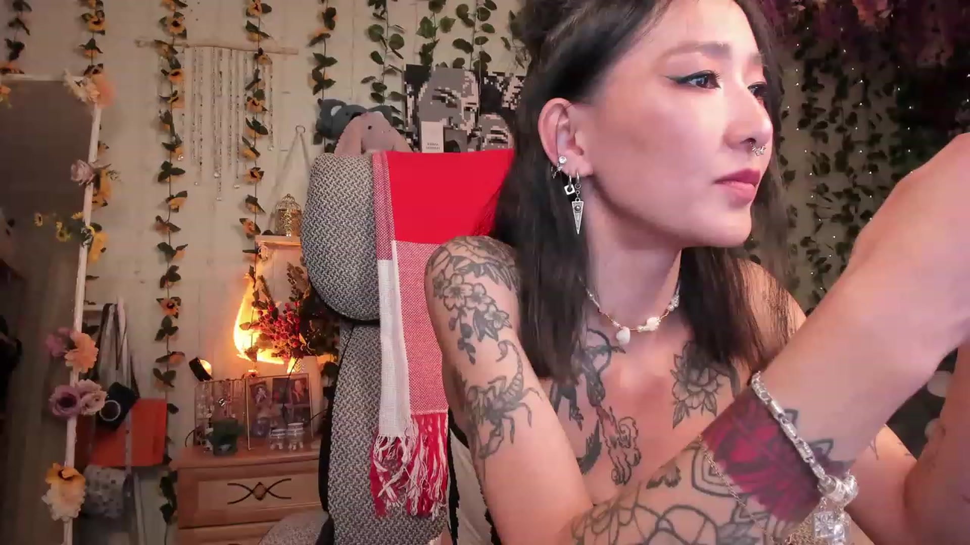 Gallery image thumbnail from KellyAsian's myfreecams stream on, 07/11/2023, 16:23 image 4 of 20