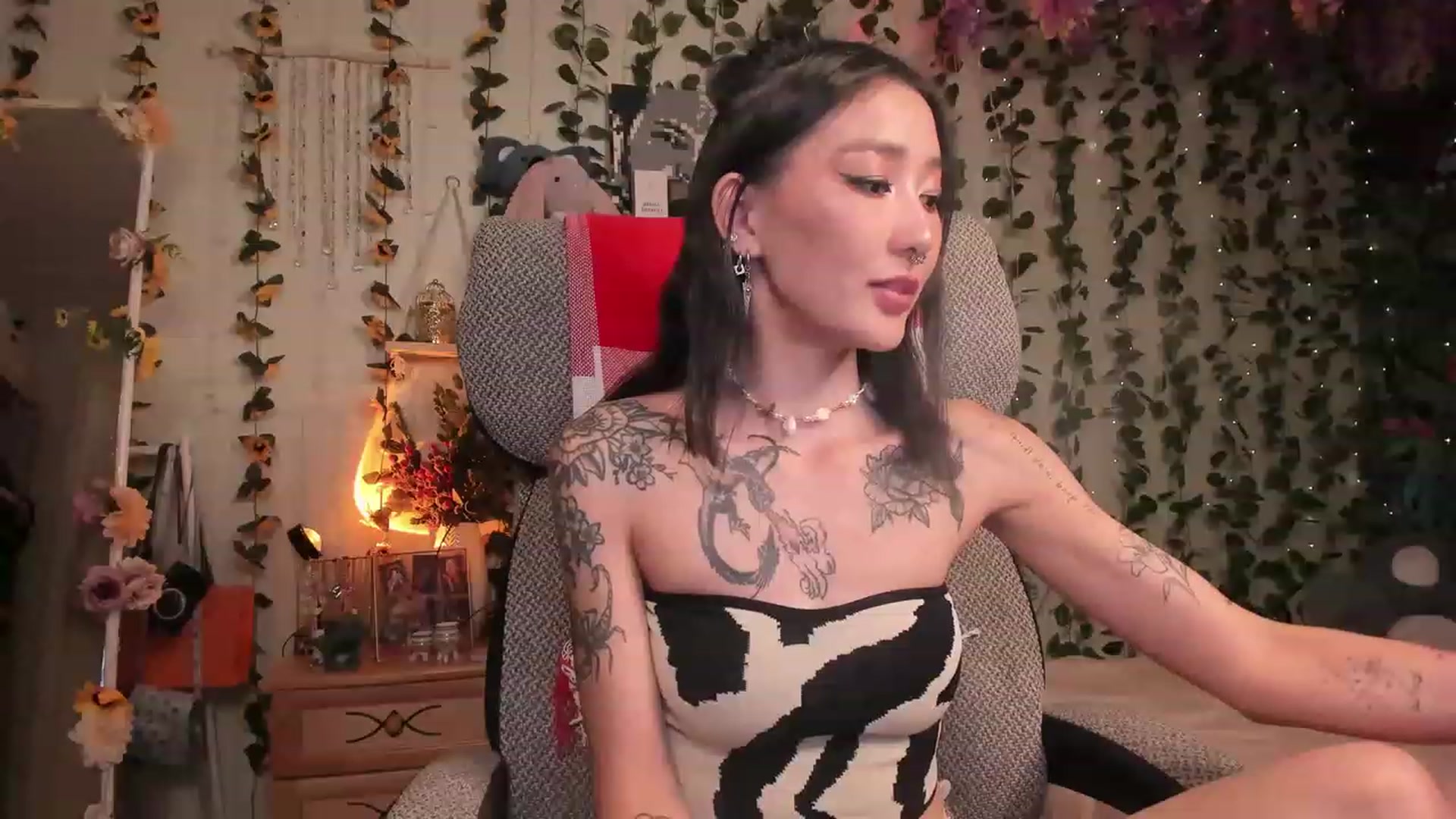 Gallery image thumbnail from KellyAsian's myfreecams stream on, 07/11/2023, 16:23 image 11 of 20
