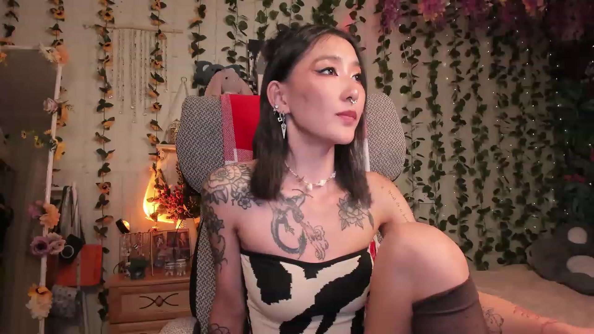 Gallery image thumbnail from KellyAsian's myfreecams stream on, 07/11/2023, 16:23 image 8 of 20