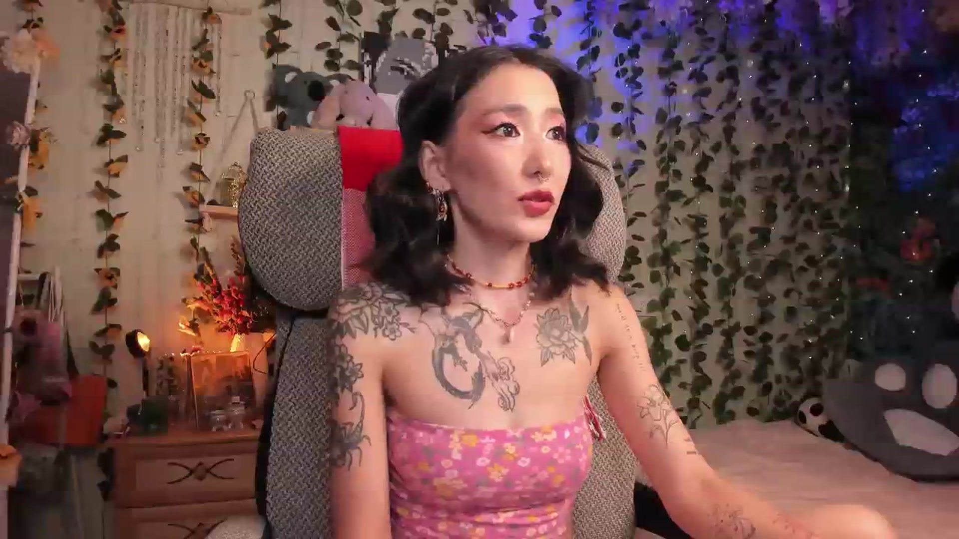 Gallery image thumbnail from KellyAsian's myfreecams stream on, 08/04/2023, 17:05 image 4 of 20