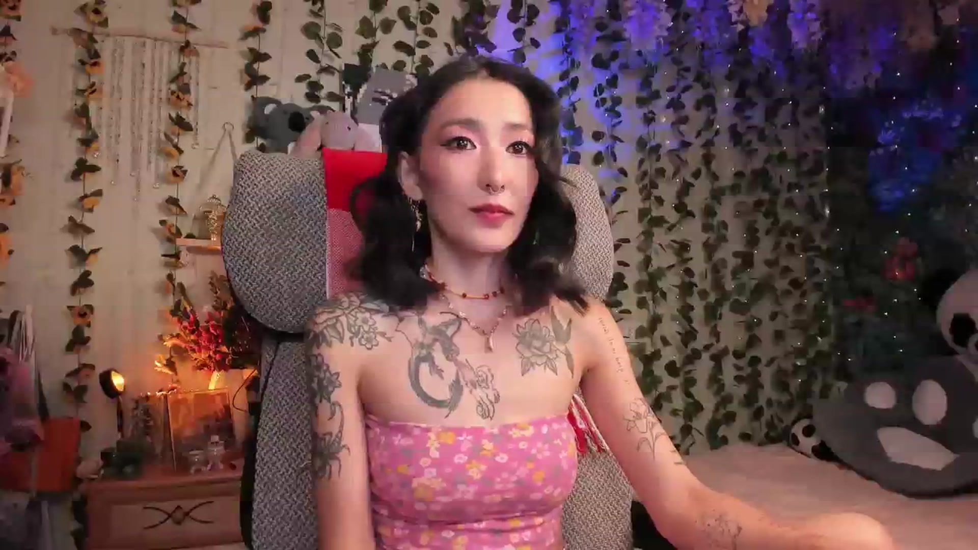 Gallery image thumbnail from KellyAsian's myfreecams stream on, 08/04/2023, 17:05 image 6 of 20