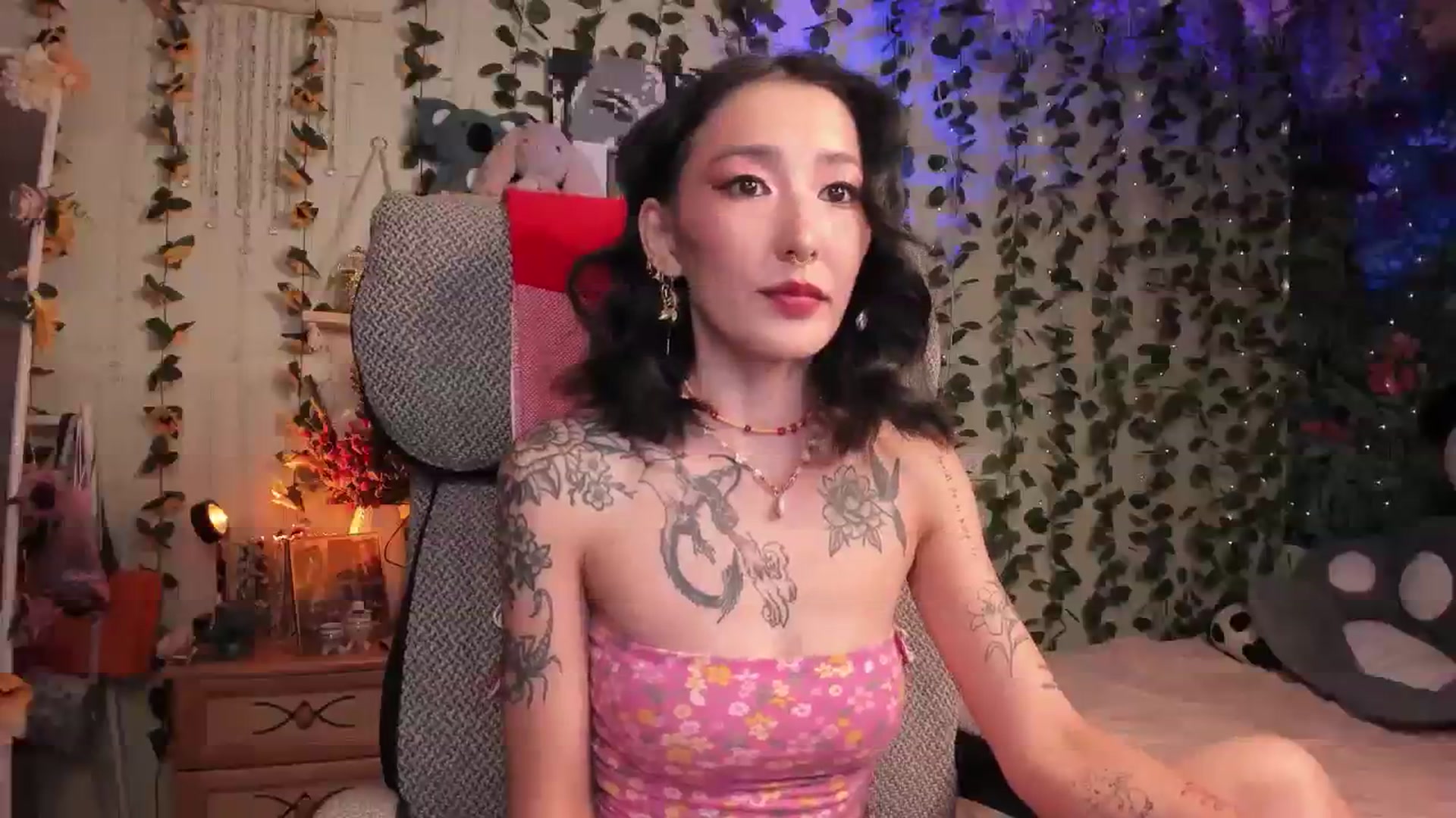 Gallery image thumbnail from KellyAsian's myfreecams stream on, 08/04/2023, 17:05 image 3 of 20