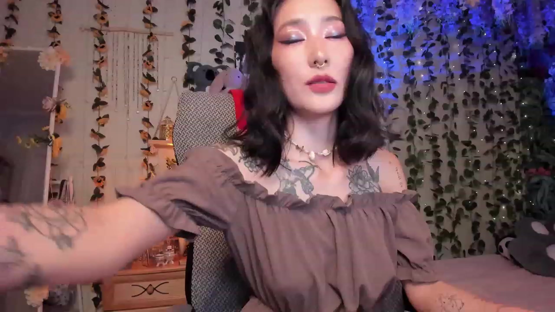 Gallery image thumbnail from KellyAsian's myfreecams stream on, 08/06/2023, 15:21 image 5 of 20