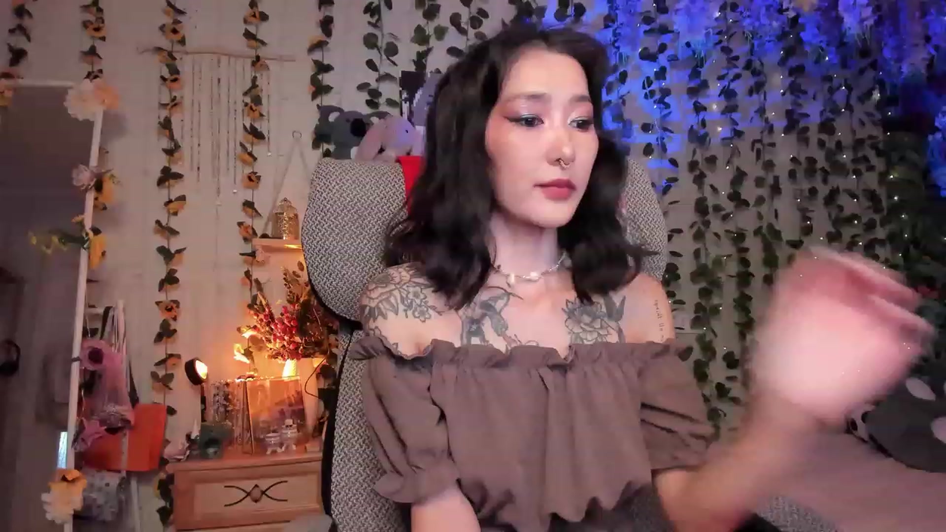 Gallery image thumbnail from KellyAsian's myfreecams stream on, 08/06/2023, 15:21 image 6 of 20