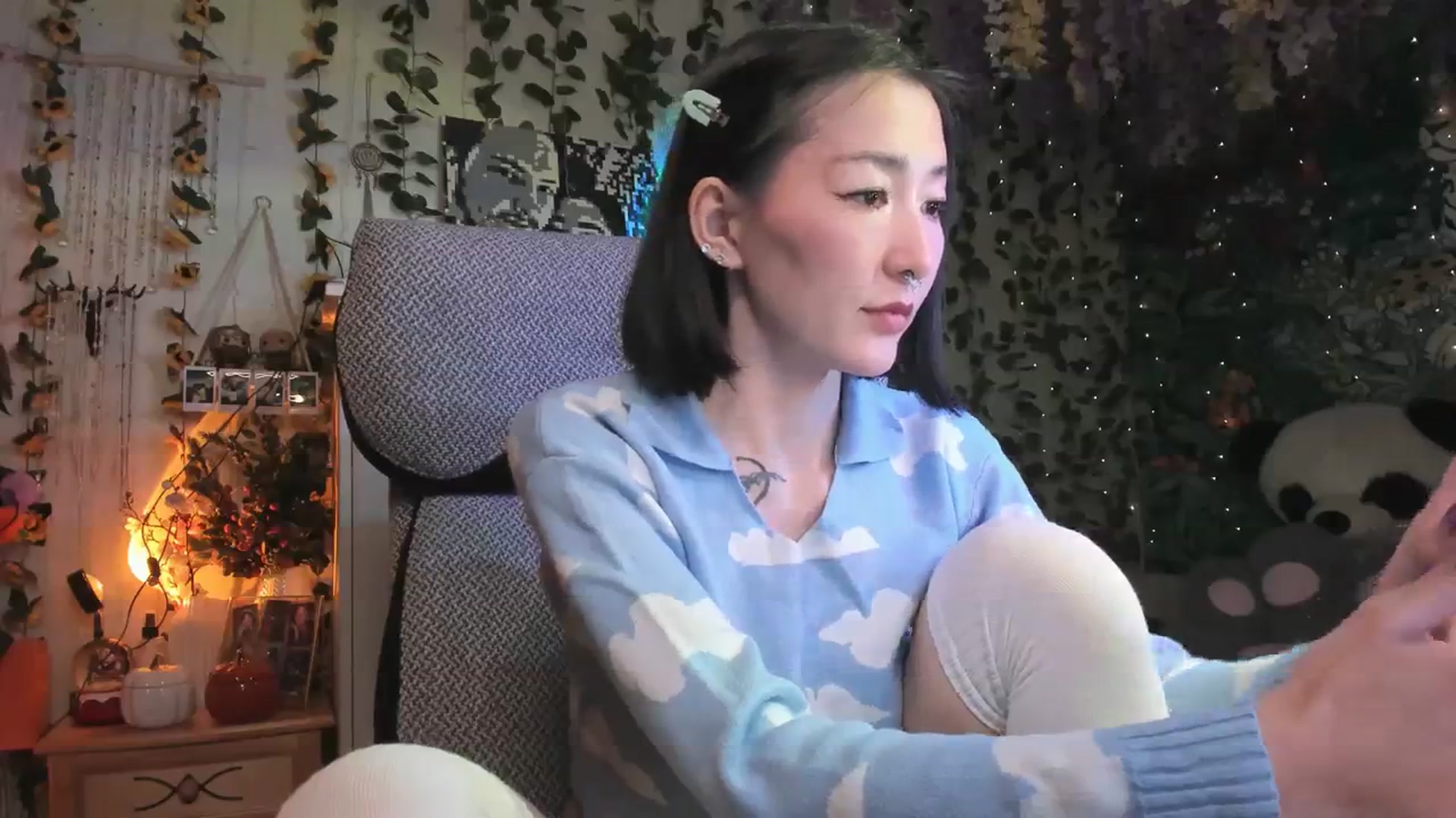 Gallery image thumbnail from KellyAsian's myfreecams stream on, 11/19/2023, 14:13 image 6 of 20