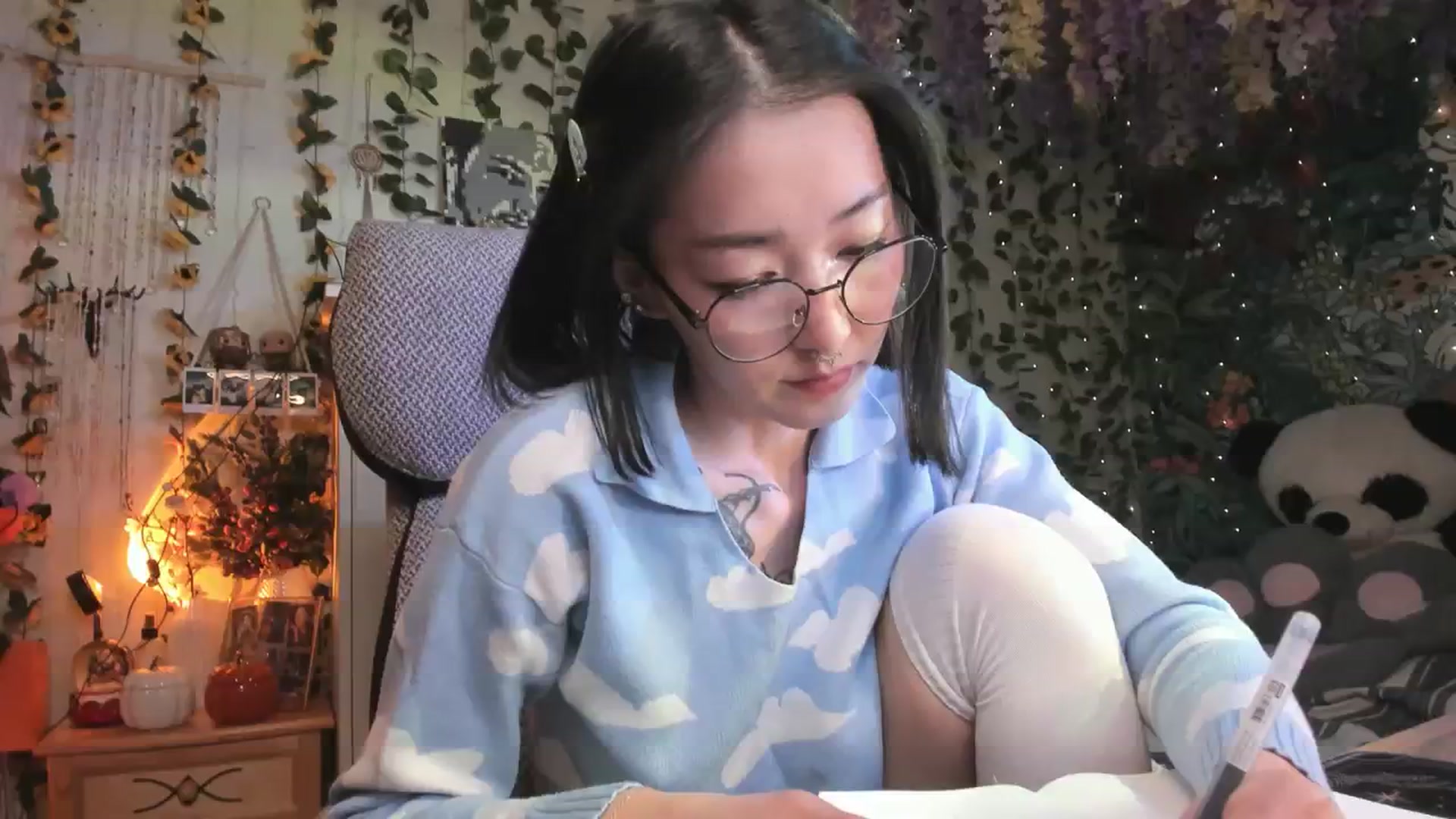 Gallery image thumbnail from KellyAsian's myfreecams stream on, 11/19/2023, 14:53 image 12 of 20