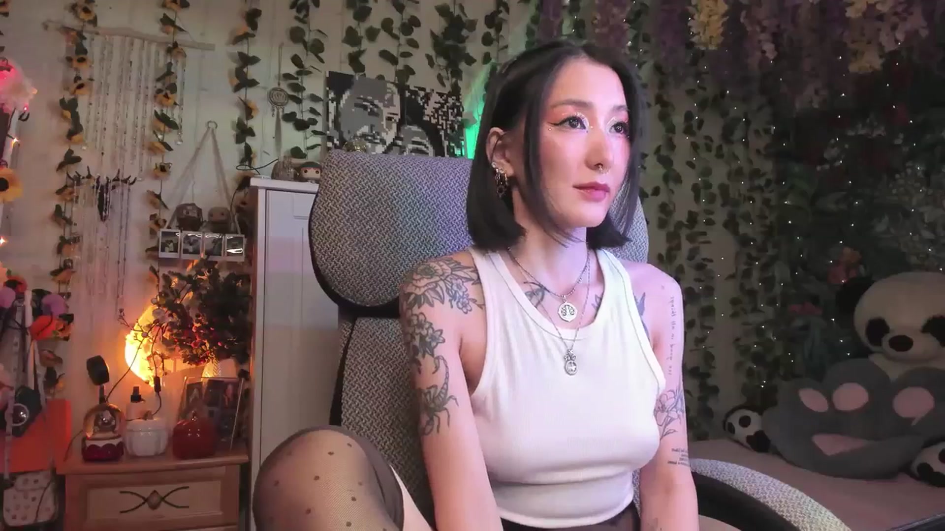 Gallery image thumbnail from KellyAsian's myfreecams stream on, 12/04/2023, 07:09 image 16 of 20