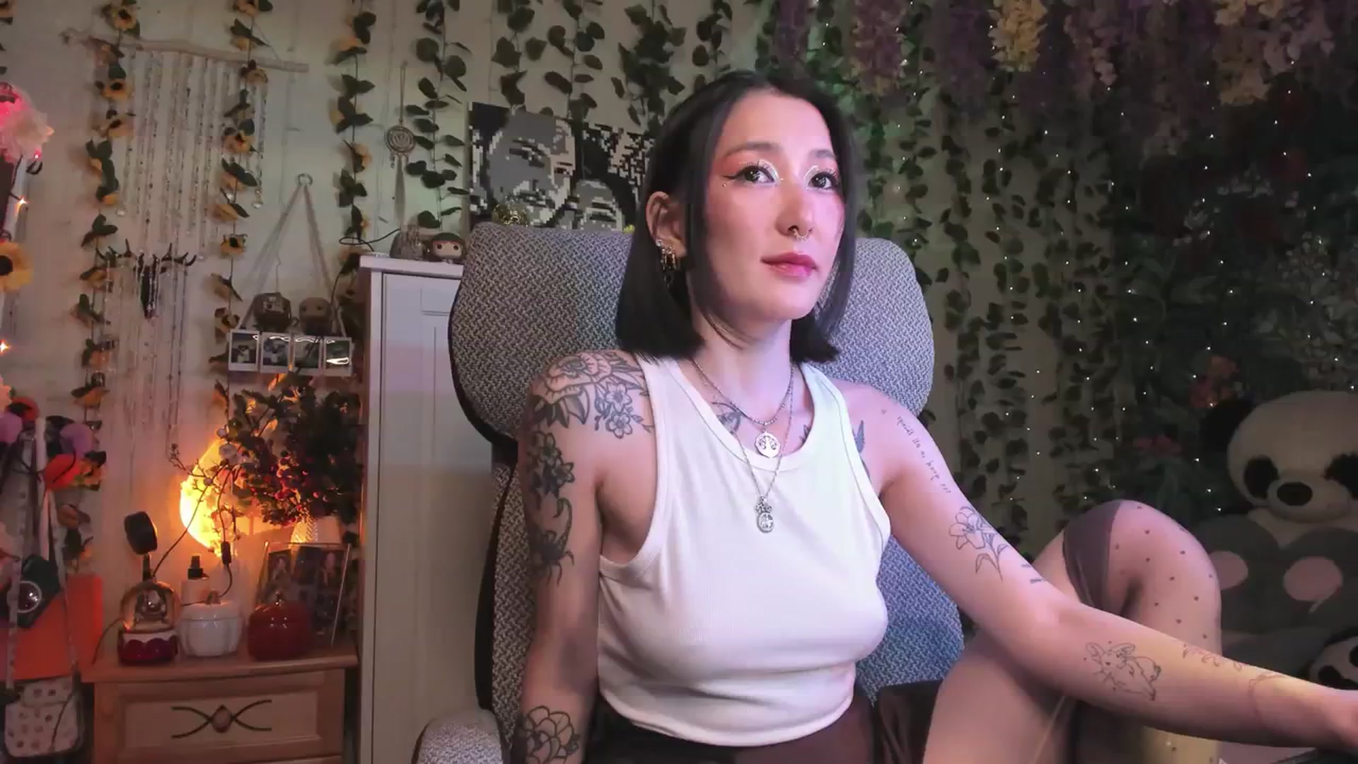 Gallery image thumbnail from KellyAsian's myfreecams stream on, 12/04/2023, 07:09 image 9 of 20