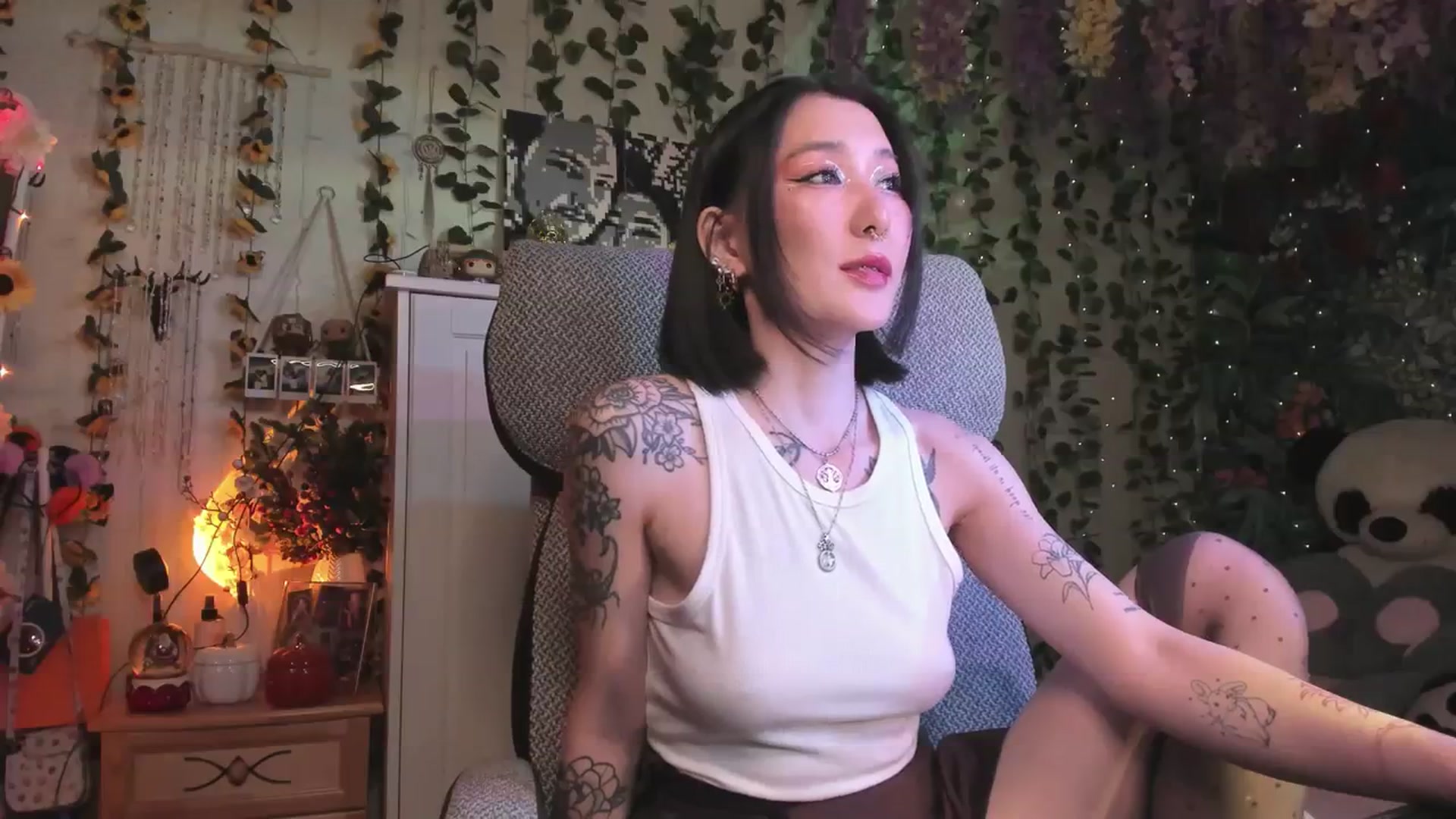 Gallery image thumbnail from KellyAsian's myfreecams stream on, 12/04/2023, 07:09 image 8 of 20