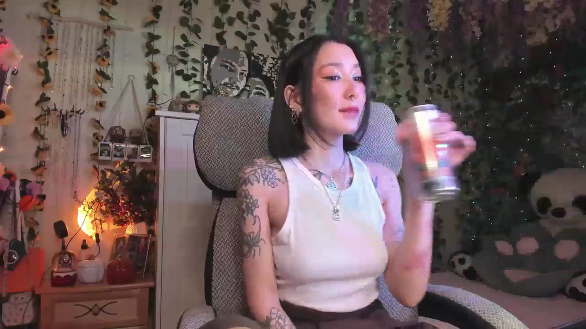Gallery image thumbnail from KellyAsian's myfreecams stream on, 12/04/2023, 07:09 image 11 of 20
