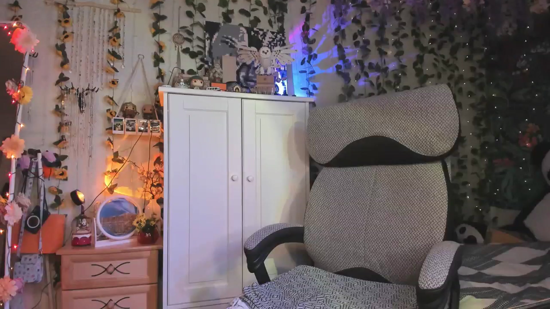 Gallery image thumbnail from KellyAsian's myfreecams stream on, 12/21/2023, 18:01 image 15 of 20