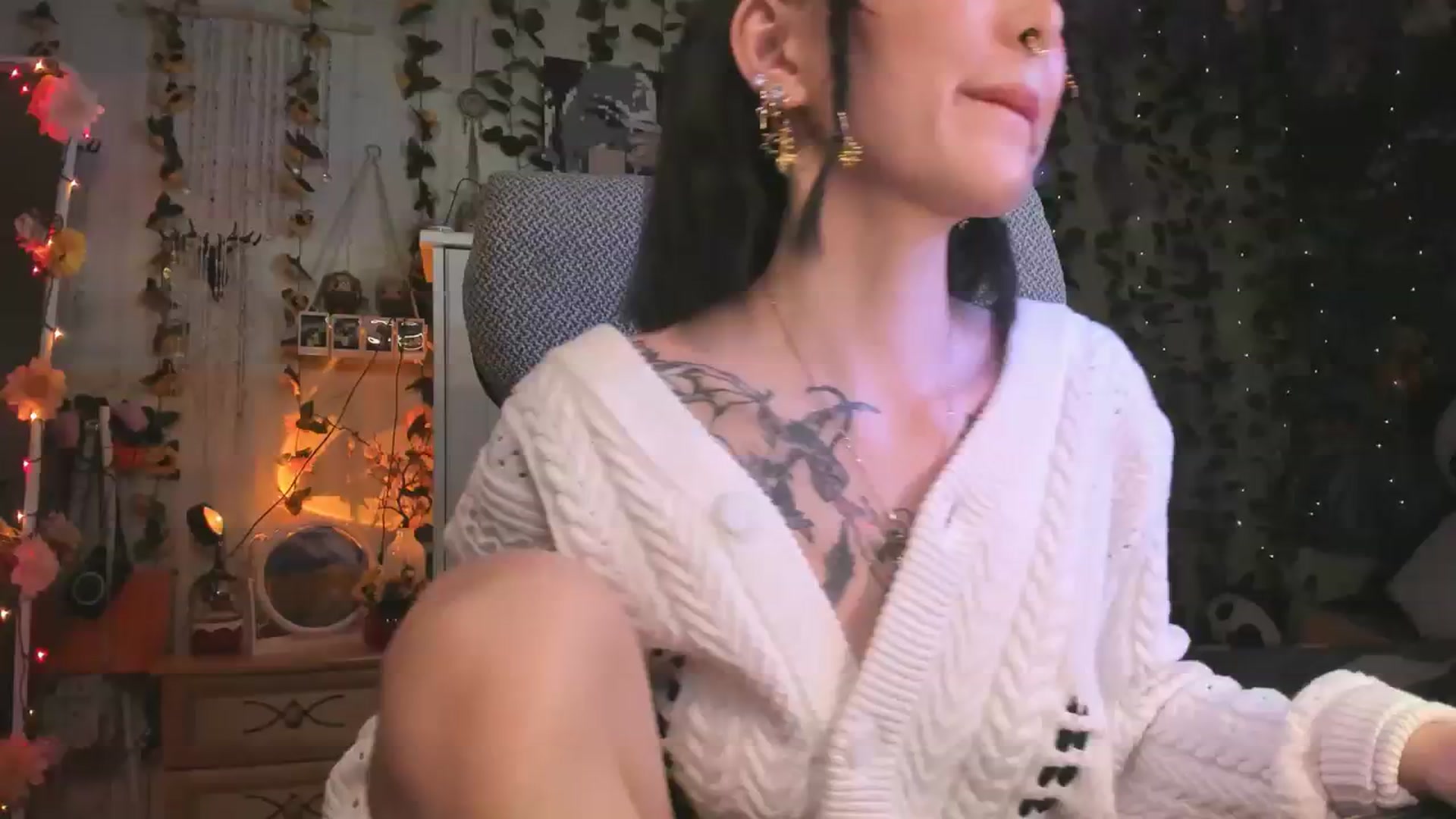 Gallery image thumbnail from KellyAsian's myfreecams stream on, 12/21/2023, 18:01 image 1 of 20