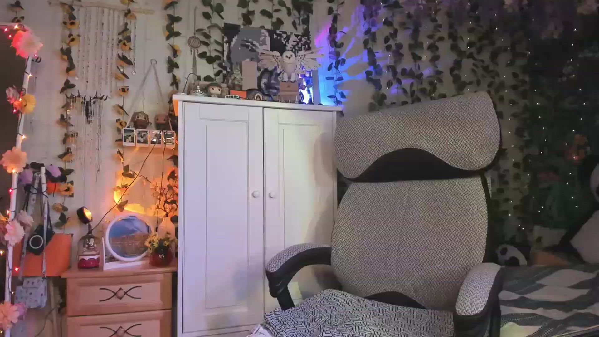 Gallery image thumbnail from KellyAsian's myfreecams stream on, 12/21/2023, 18:01 image 16 of 20