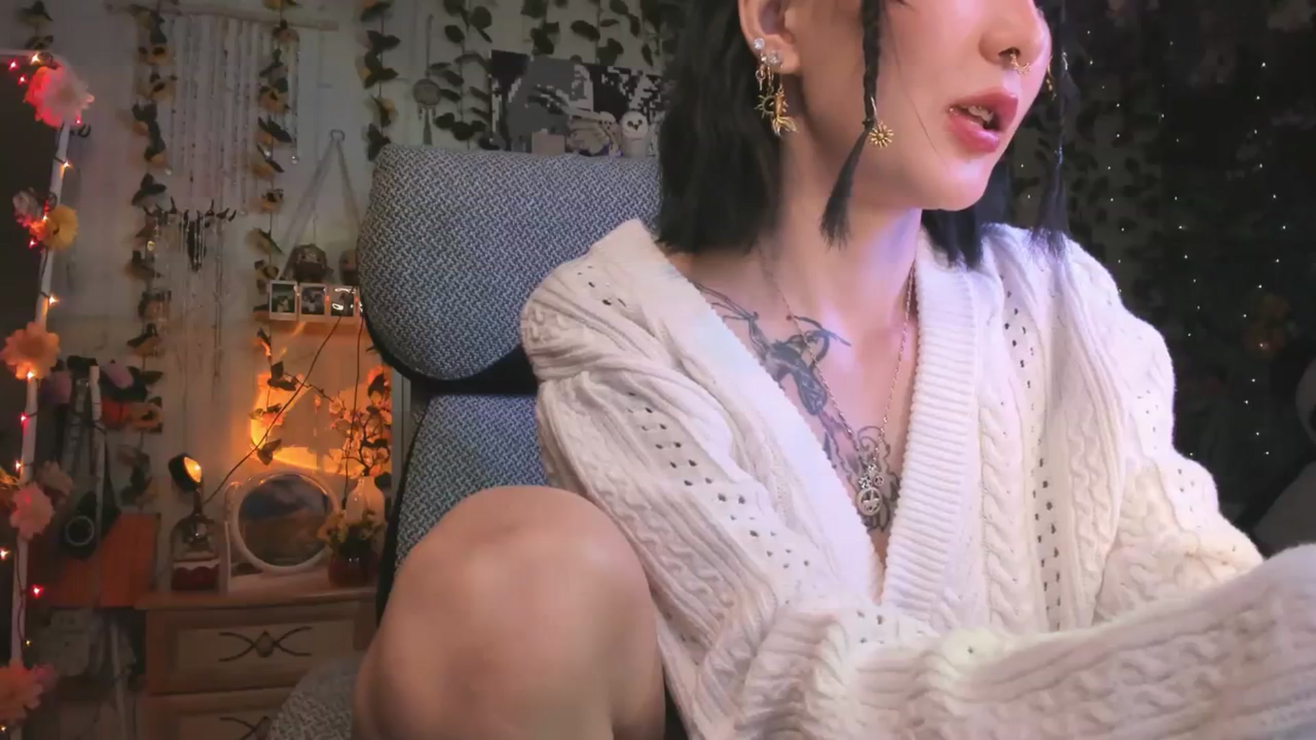 Gallery image thumbnail from KellyAsian's myfreecams stream on, 12/21/2023, 18:01 image 12 of 20