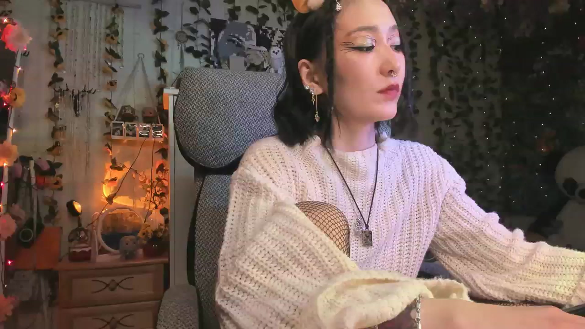 Gallery image thumbnail from KellyAsian's myfreecams stream on, 12/25/2023, 08:23 image 1 of 20