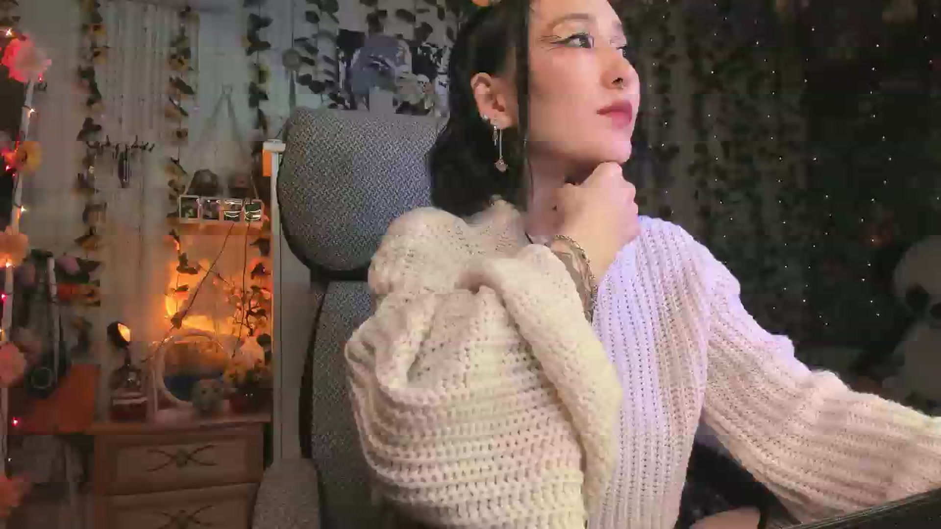 Gallery image thumbnail from KellyAsian's myfreecams stream on, 12/25/2023, 08:23 image 13 of 20