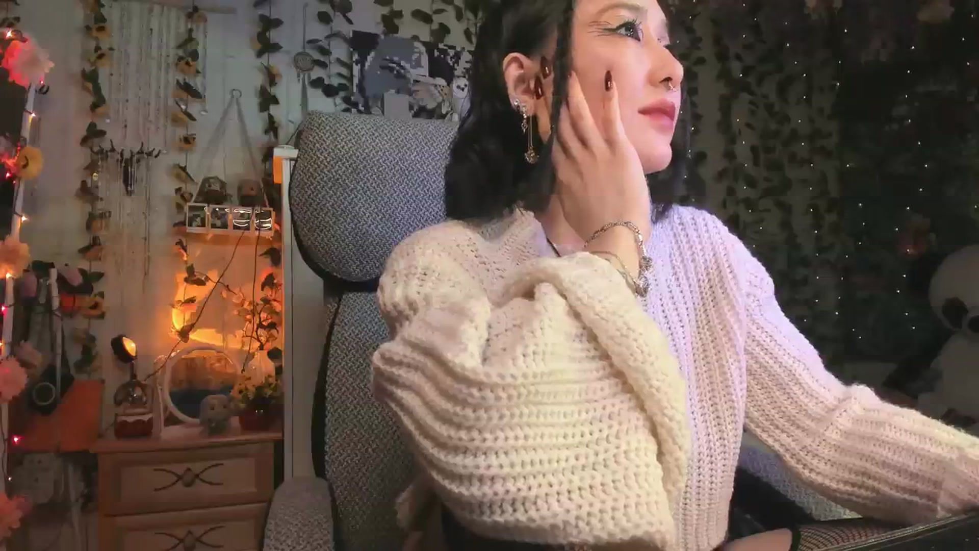 Gallery image thumbnail from KellyAsian's myfreecams stream on, 12/25/2023, 08:23 image 12 of 20