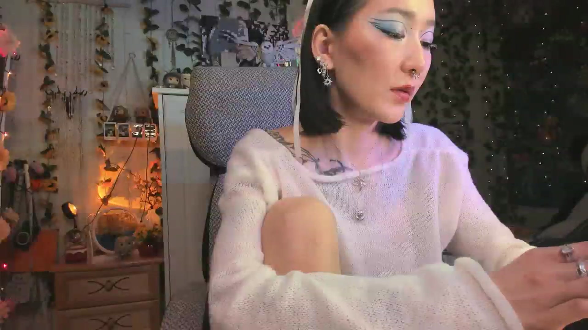 Gallery image thumbnail from KellyAsian's myfreecams stream on, 12/26/2023, 08:29 image 12 of 20