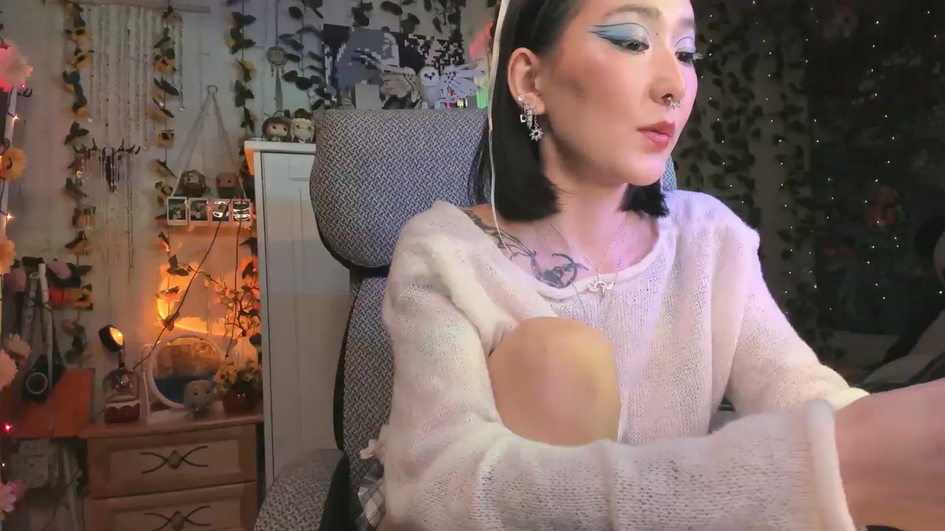 Gallery image thumbnail from KellyAsian's myfreecams stream on, 12/26/2023, 08:29 image 17 of 20