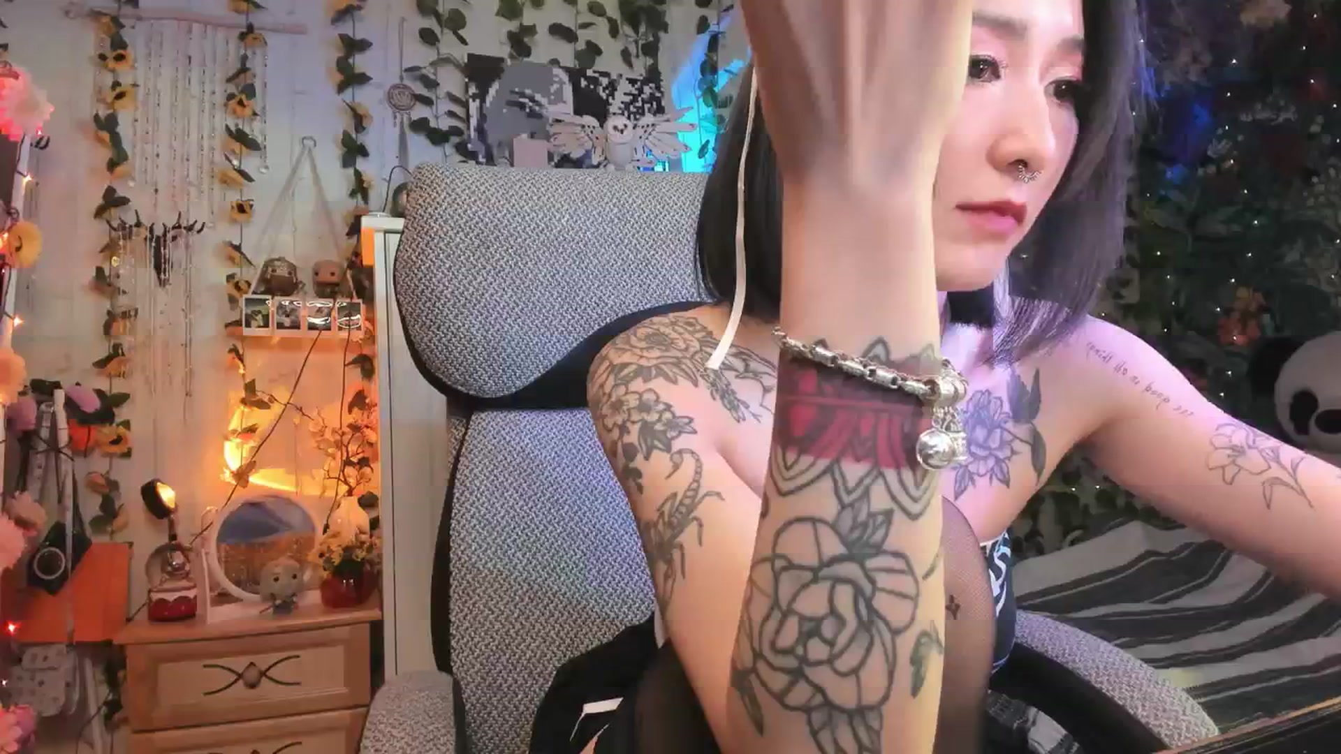 Gallery image thumbnail from KellyAsian's myfreecams stream on, 12/29/2023, 14:56 image 19 of 20