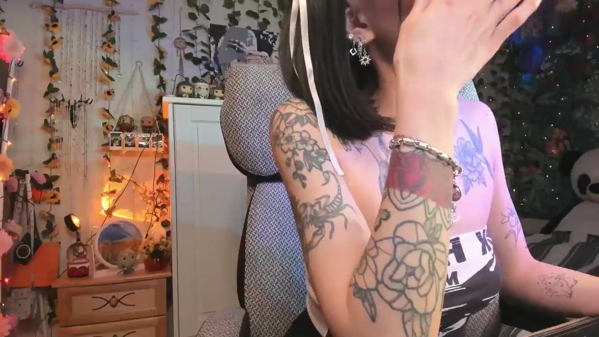 Gallery image thumbnail from KellyAsian's myfreecams stream on, 12/29/2023, 14:56 image 7 of 20