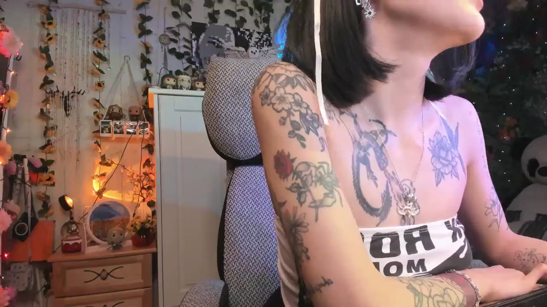 Gallery image thumbnail from KellyAsian's myfreecams stream on, 12/29/2023, 14:56 image 8 of 20