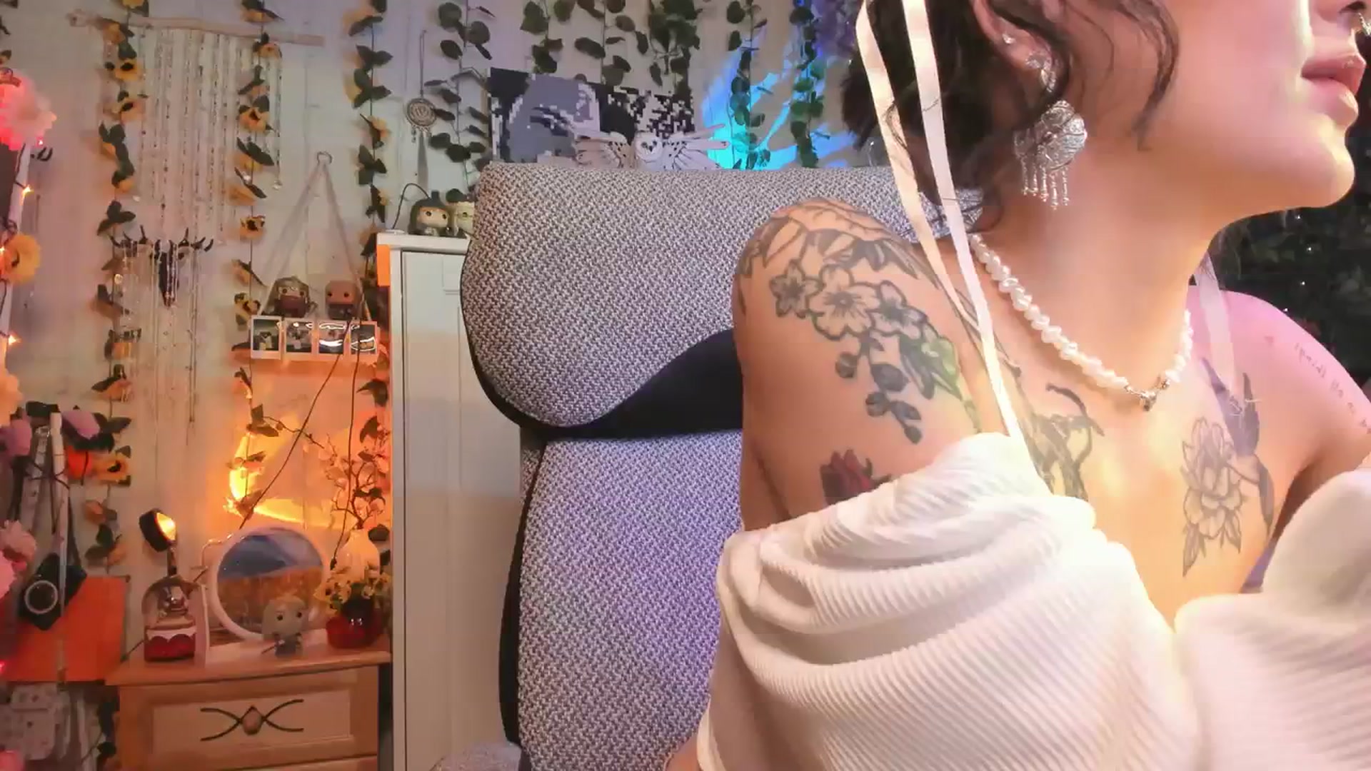 Gallery image thumbnail from KellyAsian's myfreecams stream on, 12/31/2023, 14:52 image 17 of 20