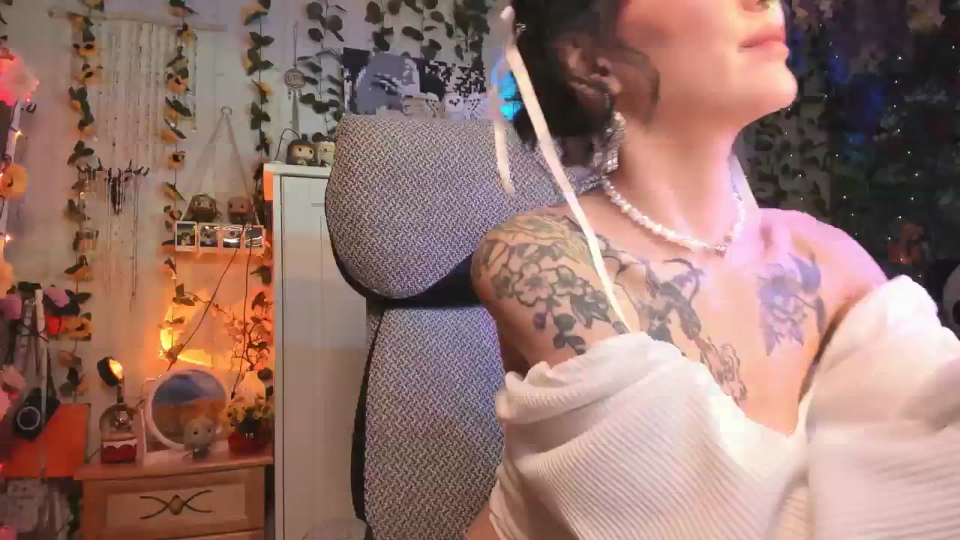 Gallery image thumbnail from KellyAsian's myfreecams stream on, 12/31/2023, 14:52 image 18 of 20