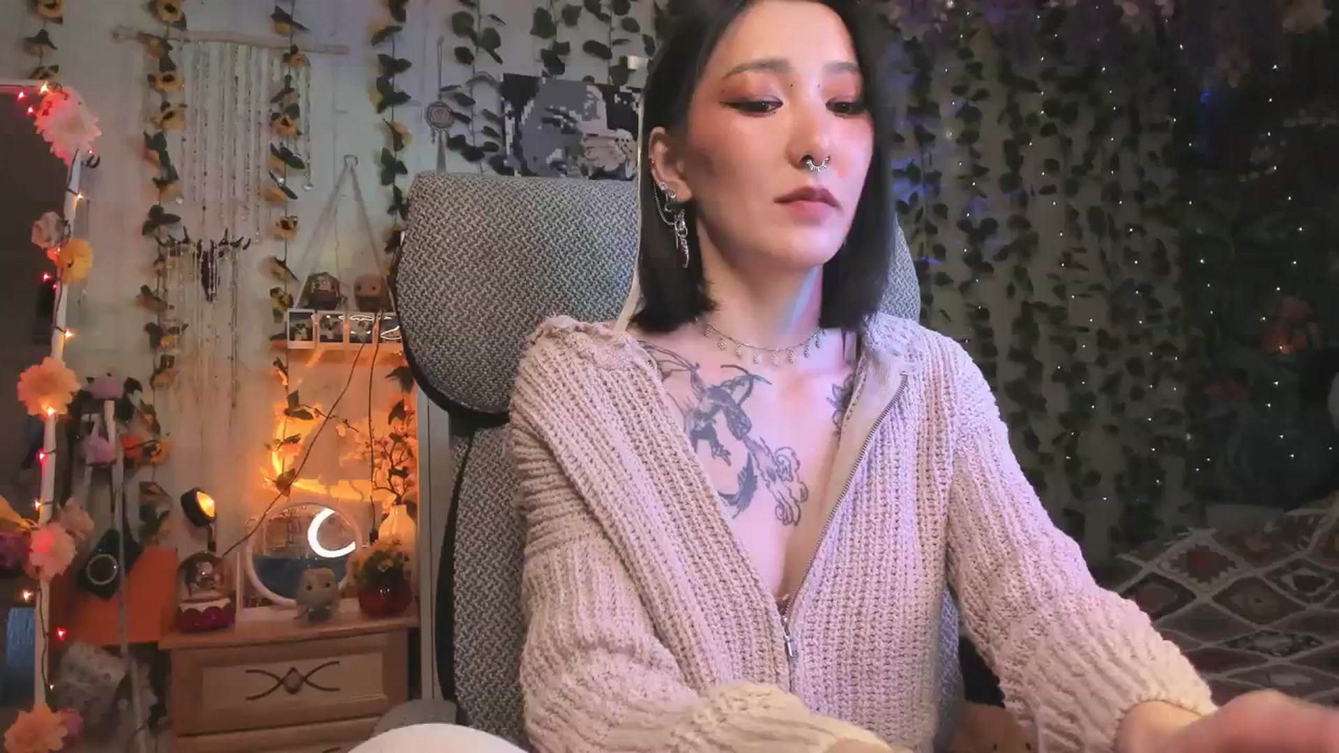 Gallery image thumbnail from KellyAsian's myfreecams stream on, 01/05/2024, 13:32 image 1 of 20