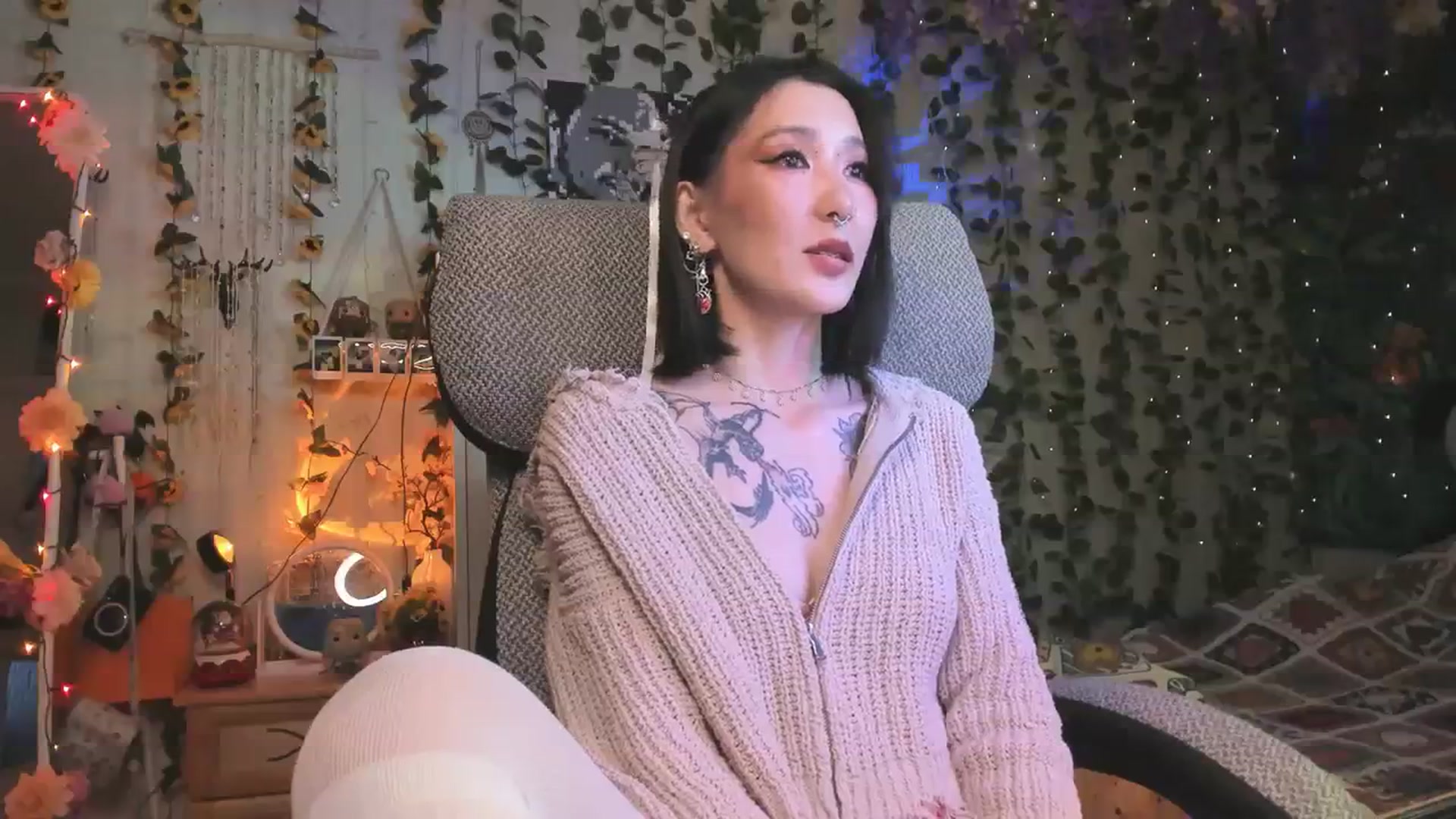Gallery image thumbnail from KellyAsian's myfreecams stream on, 01/05/2024, 13:32 image 2 of 20