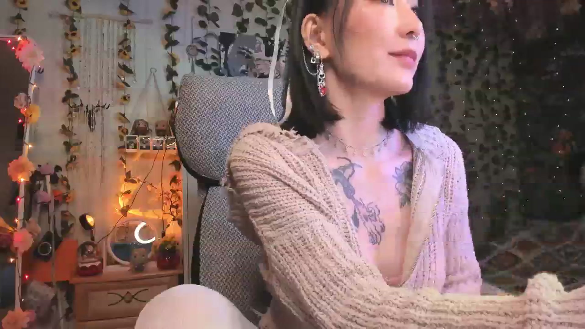 Gallery image thumbnail from KellyAsian's myfreecams stream on, 01/05/2024, 13:32 image 13 of 20