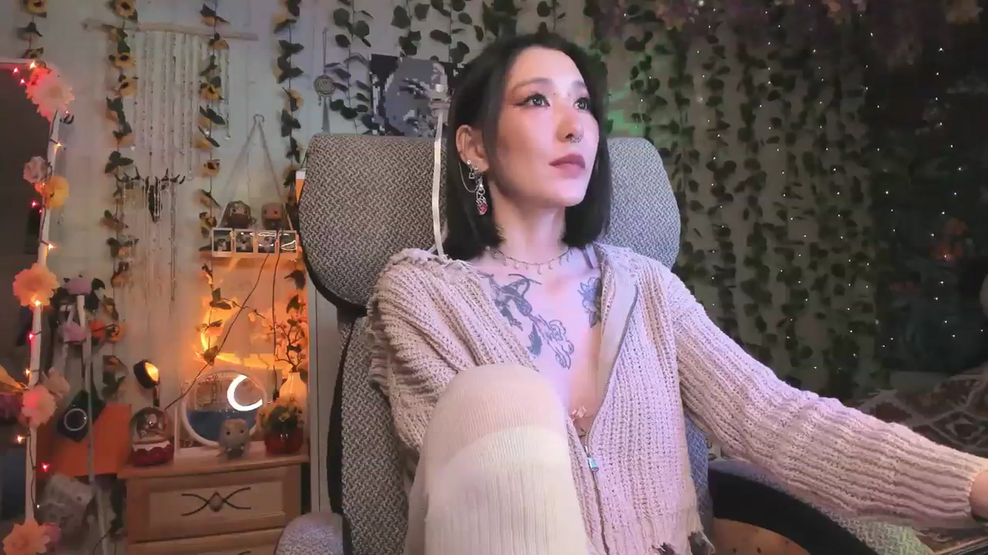 Gallery image thumbnail from KellyAsian's myfreecams stream on, 01/05/2024, 13:32 image 15 of 20